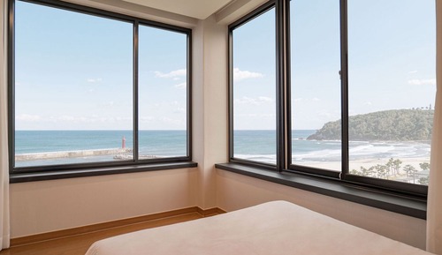 [Breakfast for 2 PKG] [Unlimited draft beer for 2 people] Corner Suite Room