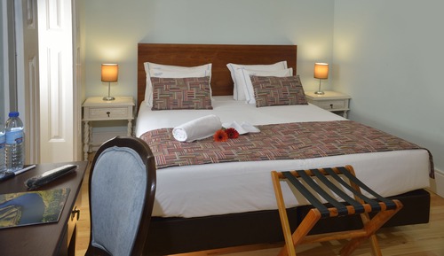 Habitación superior con 1 cama doble o 2 individuales, vistas al jardín