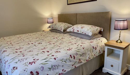 Habitación con 1 cama doble o 2 individuales, baño privado