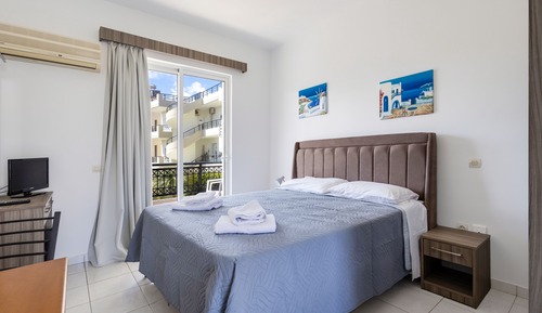 Estudio, balcón, vistas al jardín