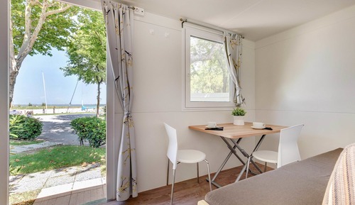 Casa móvil Deluxe, 1 cama de matrimonio con sofá cama, cocina básica