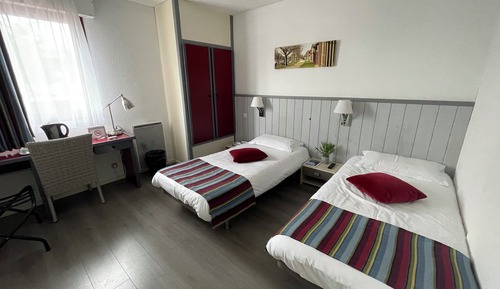 Habitación superior con 2 camas individuales, accesible en silla de ruedas