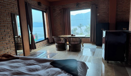 Peaceful Deluxe Apartment with Lake View & Kitchen
