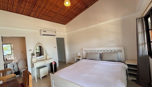 Deluxe room sea view with king bed