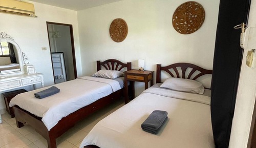 Twin bed room with patio
