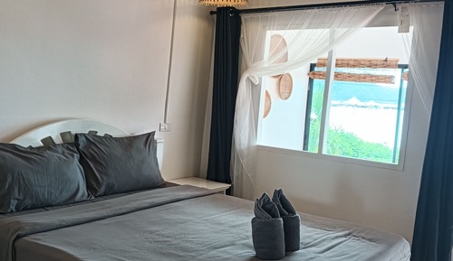 Queen bed room with patio