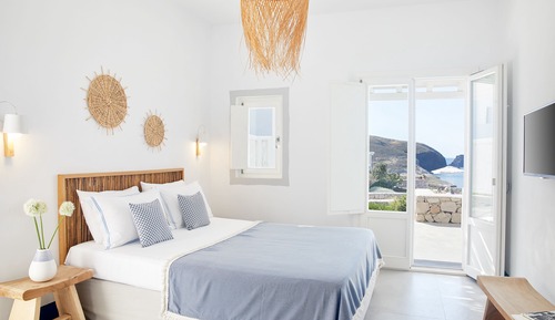 Deluxe room with outdoor jacuzzi and sea view