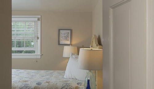 Habitación, baño privado (Petite Queen Bedroom #15)