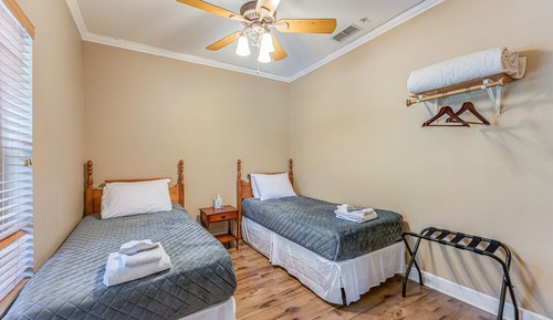 Suite, varias camas, terraza, vistas al patio (Chaz River Suite, up to 4 rooms)