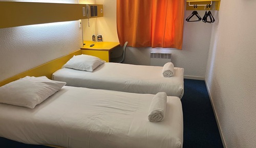 Habitación con 2 camas individuales