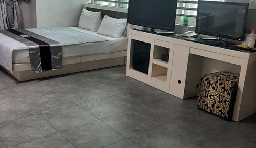 Family Room, Kitchen, Parking, Non Smoking, City View