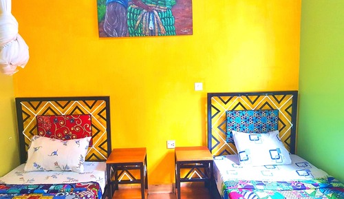Habitación básica con 2 camas individuales