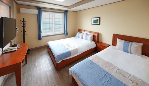 Family Double Room (Partial Ocean View)