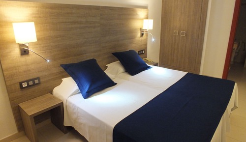 Habitación estándar con 1 cama doble o 2 individuales, vistas al mar