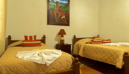 Habitación tradicional con 2 camas individuales, accesible para personas con discapacidad