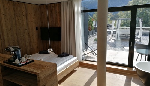Habitación panorámica con 1 cama doble o 2 individuales, balcón, junto a la montaña