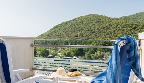 Habitación estándar con 1 cama doble o 2 individuales, balcón, vistas parciales al mar