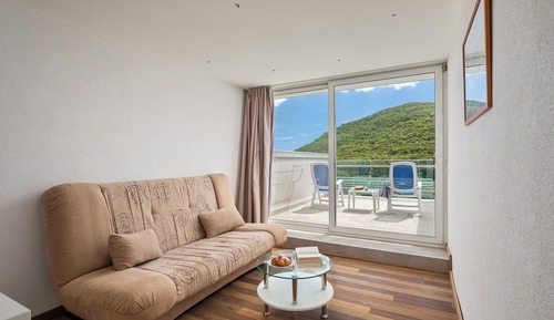 Habitación cuádruple estándar, balcón, vistas parciales al mar