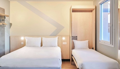 Habitación, varias camas