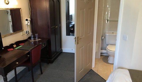 Habitación con 2 camas individuales, baño privado