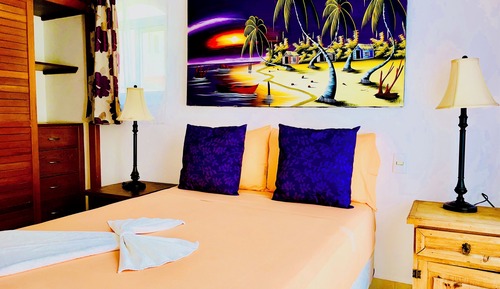 Habitación económica doble, 1 cama de matrimonio, baño privado, vistas a la piscina