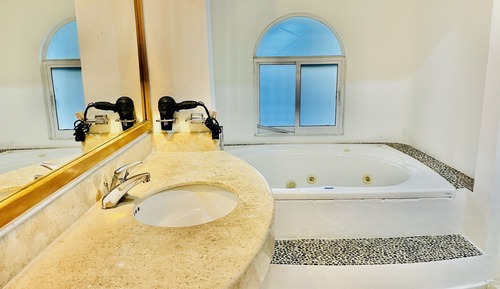 Suite de lujo, 1 cama de matrimonio grande, bañera de hidromasaje, vistas a la piscina