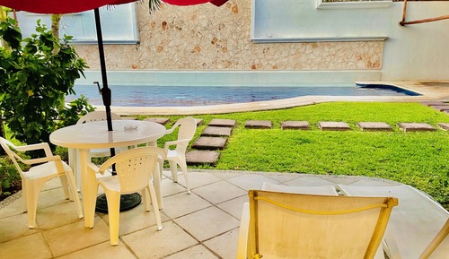 Habitación económica doble, 1 cama doble, baño privado, vistas a la piscina