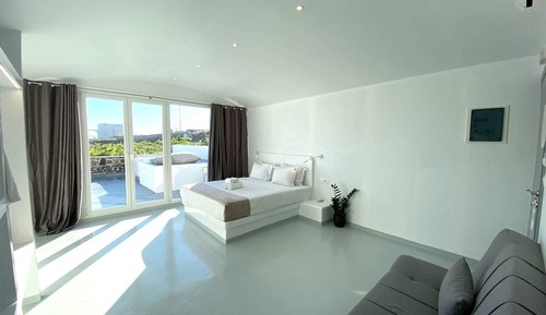 Bright Suite with Hot Tub