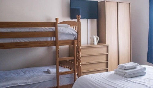 Habitación triple, baño privado (Double & Bunk Beds)