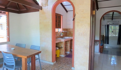 Casa de campo familiar, cocina básica, en la zona del jardín