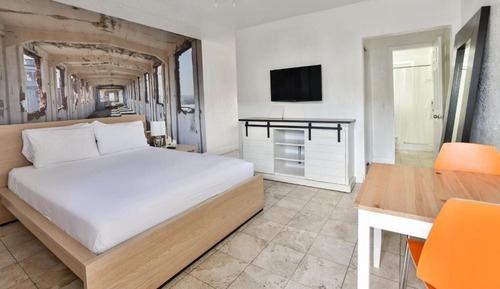 Chic Cozy Studio with One Queen Bed