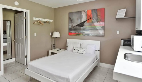 Chic Trendy Studio with One Queen Bed