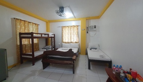 Habitación familiar, varias camas, baño privado, junto a la piscina (8 persons)