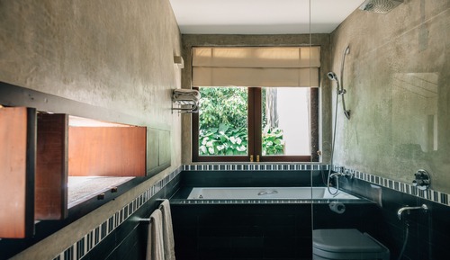 Suite clásica, baño privado, vistas al jardín