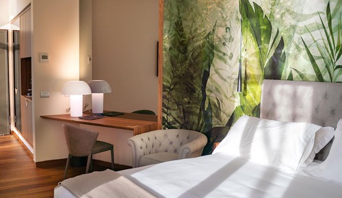 Suite junior, vistas al lago, en edificio anexo (in grotta)