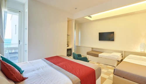 Habitación cuádruple superior, vistas parciales al mar
