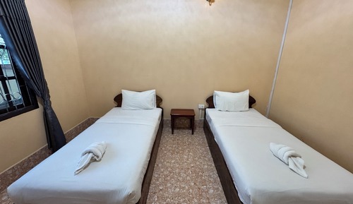 Standard Twin Room with Bathtub