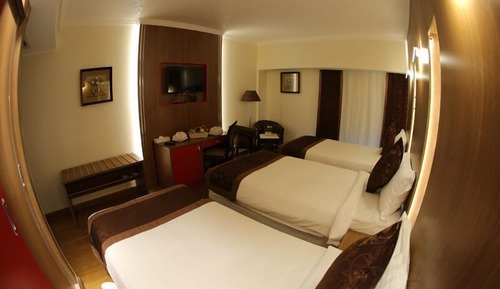 Habitación triple, vistas a la ciudad