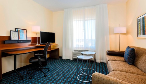 Suite, 1 cama de matrimonio grande con sofá cama (Mobility/Hearing Access, Roll-In Shwr)