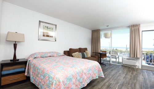 Estudio Deluxe, cocina básica, vistas a la piscina