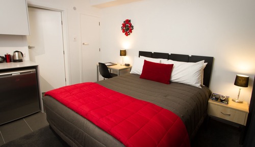 Estudio, 1 cama de matrimonio, en la zona del patio