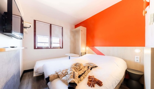 Habitación triple (1 Double Bed and 1 Twin Murphy Bed)
