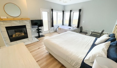Luxury suite, 1 King Bed, Patio, Jetted Tub, Fireplace, Lake View