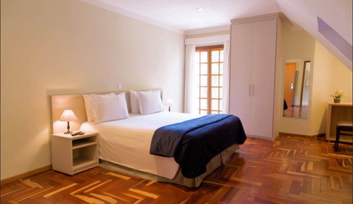 Habitación superior con 2 camas individuales, balcón