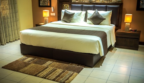 Habitación superior con 1 cama doble o 2 individuales, vistas a la piscina, junto a la piscina