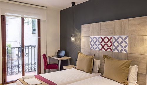 Habitación con 1 cama doble o 2 individuales, balcón