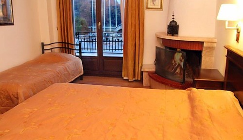 Habitación triple, chimenea