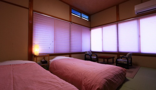 Habitación tradicional con 2 camas individuales, baño compartido (2 Single Beds)
