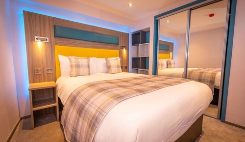 Estudio, en la zona del patio (Split Level, 2nd bed by arrangement)