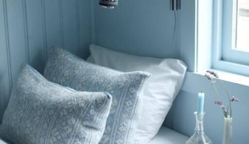 Habitación básica con 2 camas individuales, baño compartido